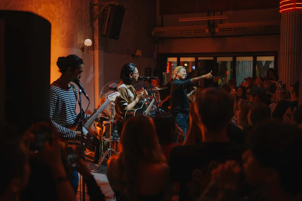 Photo 8 of 48 — Manutsawee (มนัสวีร์) live folk-rock at LATE NIGHT TALKING MUSIC BAR Chiang Mai