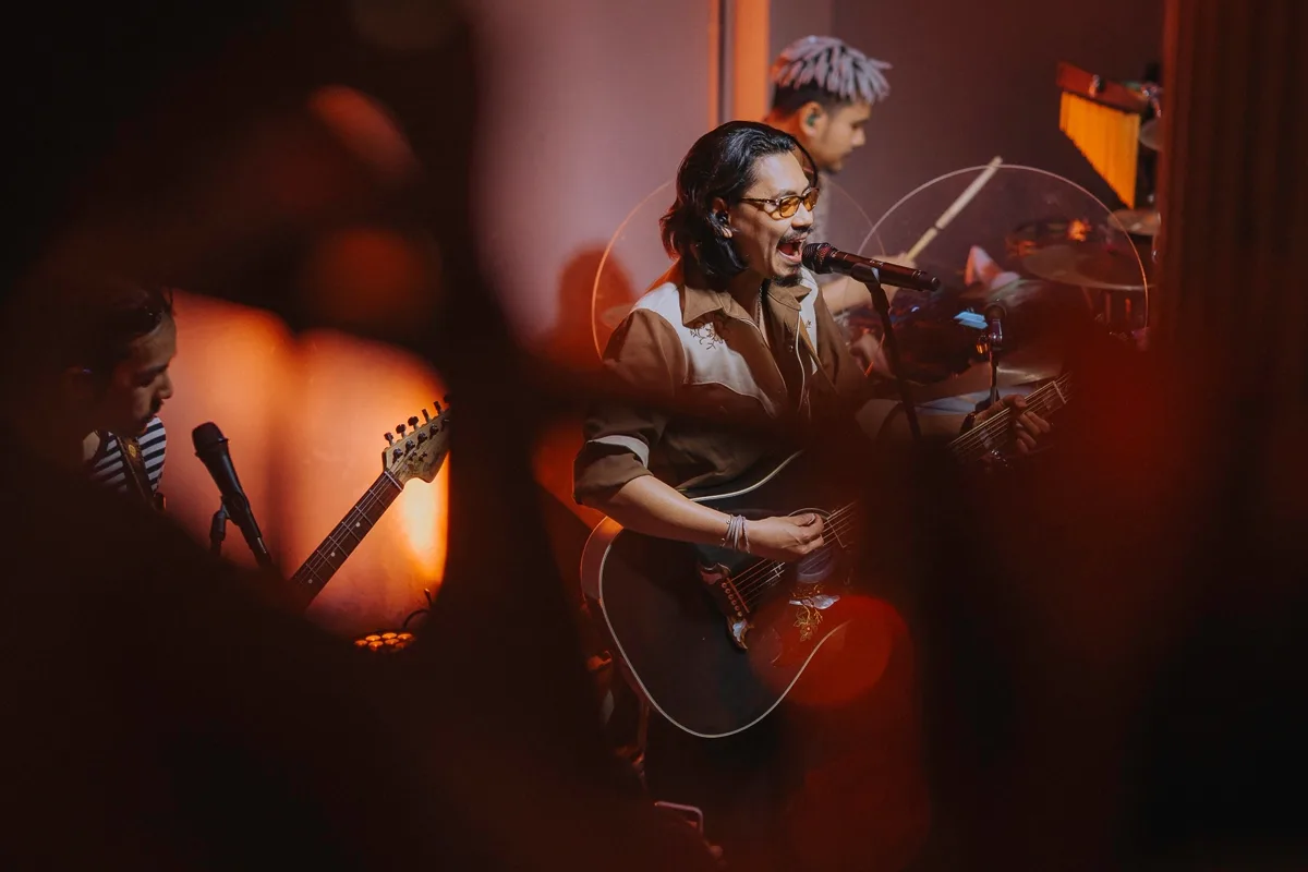 Photo 16 of 48 — Manutsawee (มนัสวีร์) live folk-rock at LATE NIGHT TALKING MUSIC BAR Chiang Mai