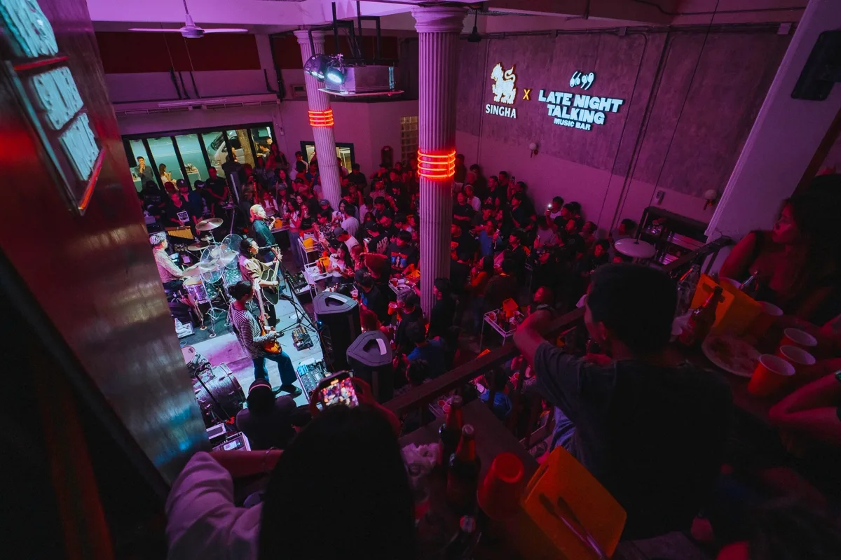 Photo 23 of 48 — Manutsawee (มนัสวีร์) live folk-rock at LATE NIGHT TALKING MUSIC BAR Chiang Mai