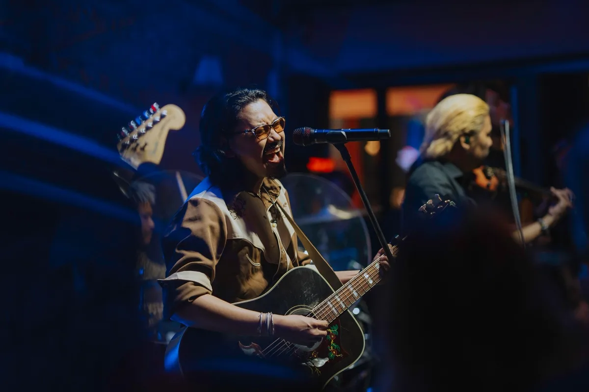 Photo 27 of 48 — Manutsawee (มนัสวีร์) live folk-rock at LATE NIGHT TALKING MUSIC BAR Chiang Mai
