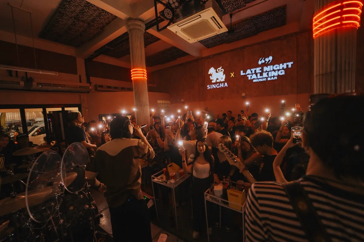 Photo 32 of 48 — Manutsawee (มนัสวีร์) live folk-rock at LATE NIGHT TALKING MUSIC BAR Chiang Mai