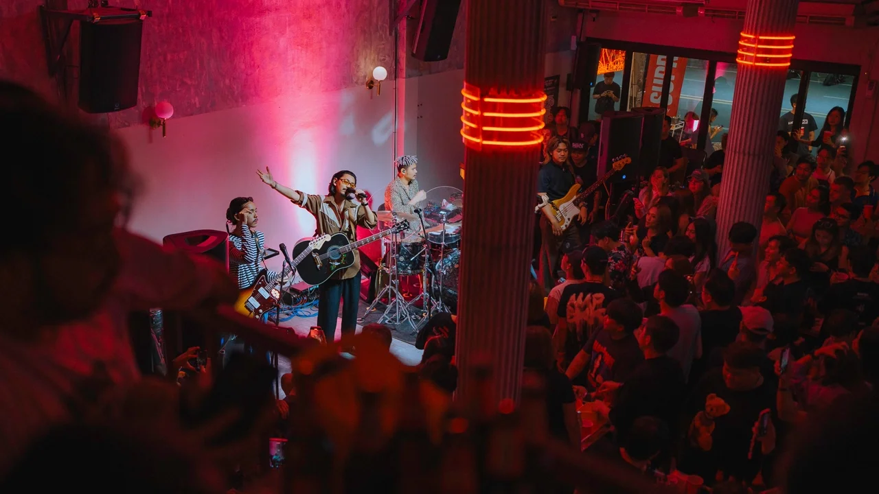 Manutsawee · มนัสวีร์ Live at LATE NIGHT TALKING MUSIC BAR Chiang Mai